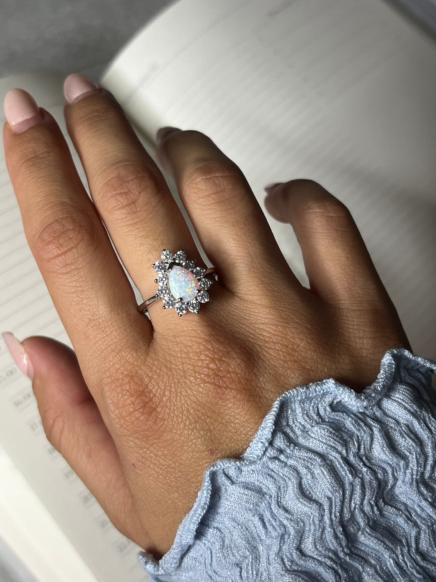 Anello Kate goccia bianco opale