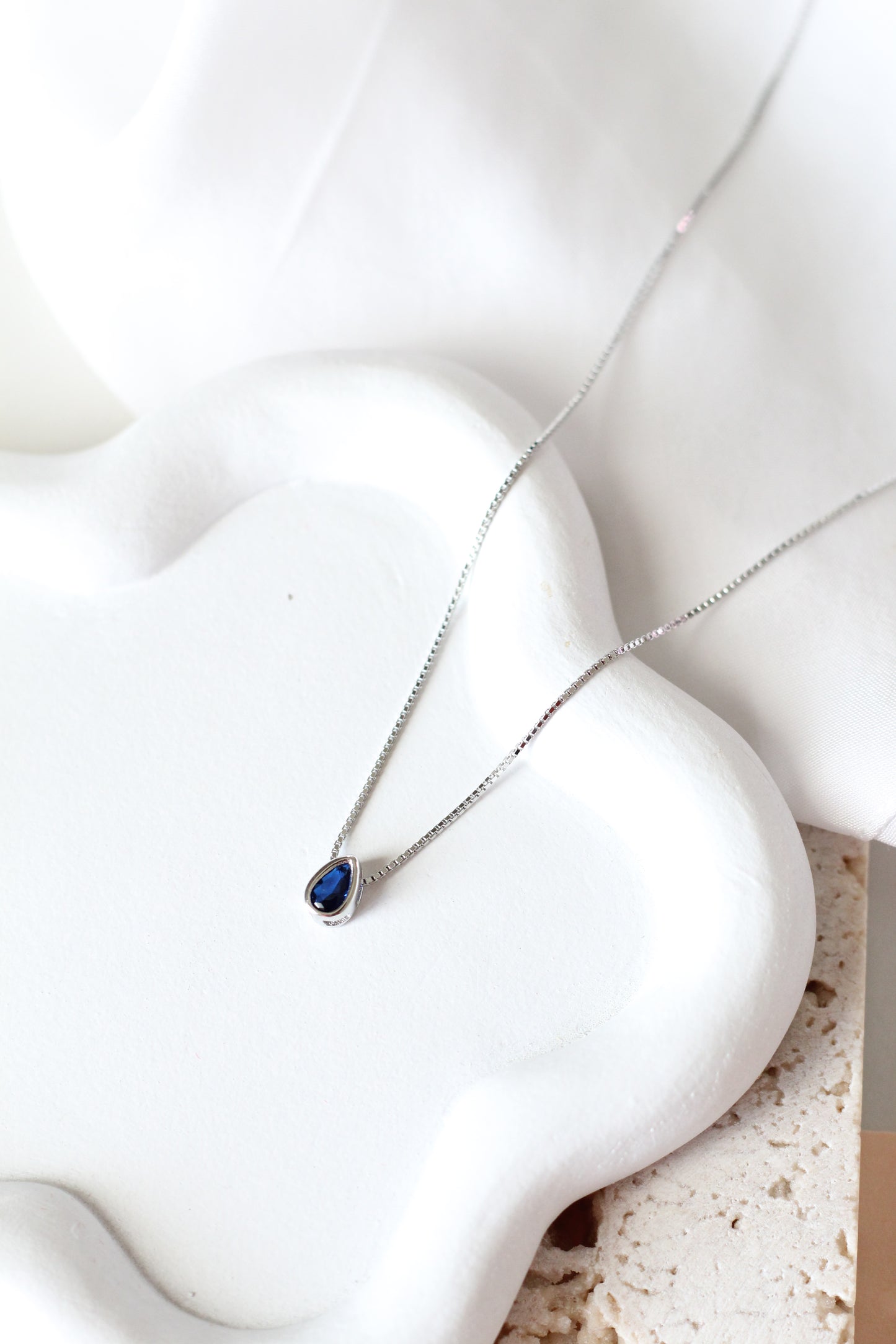 Collana goccia blu zaffiro