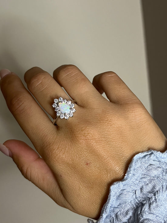 Anello Kate goccia bianco opale