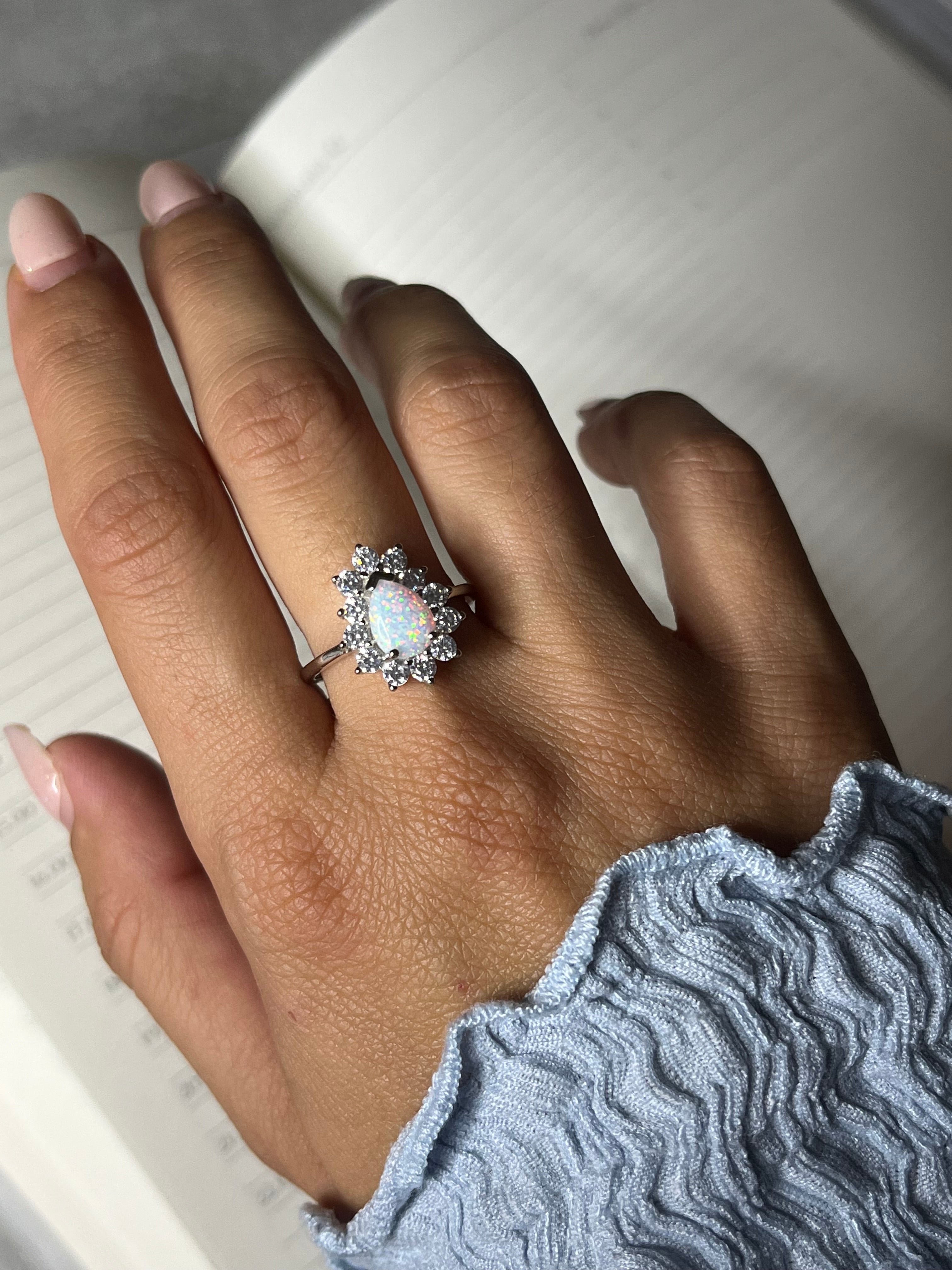 Anello Kate goccia bianco opale