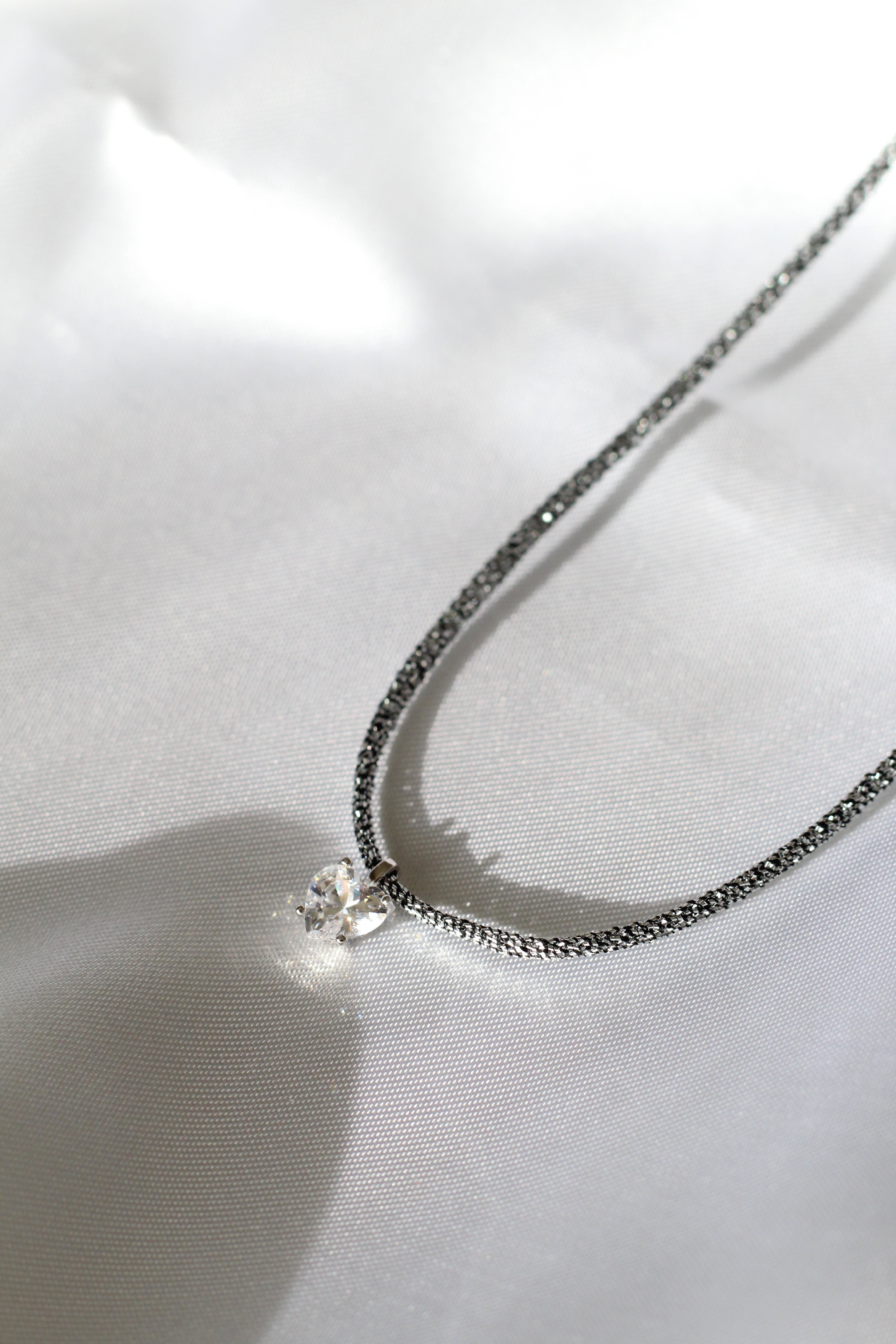 Collana cordino e cuore punto luce