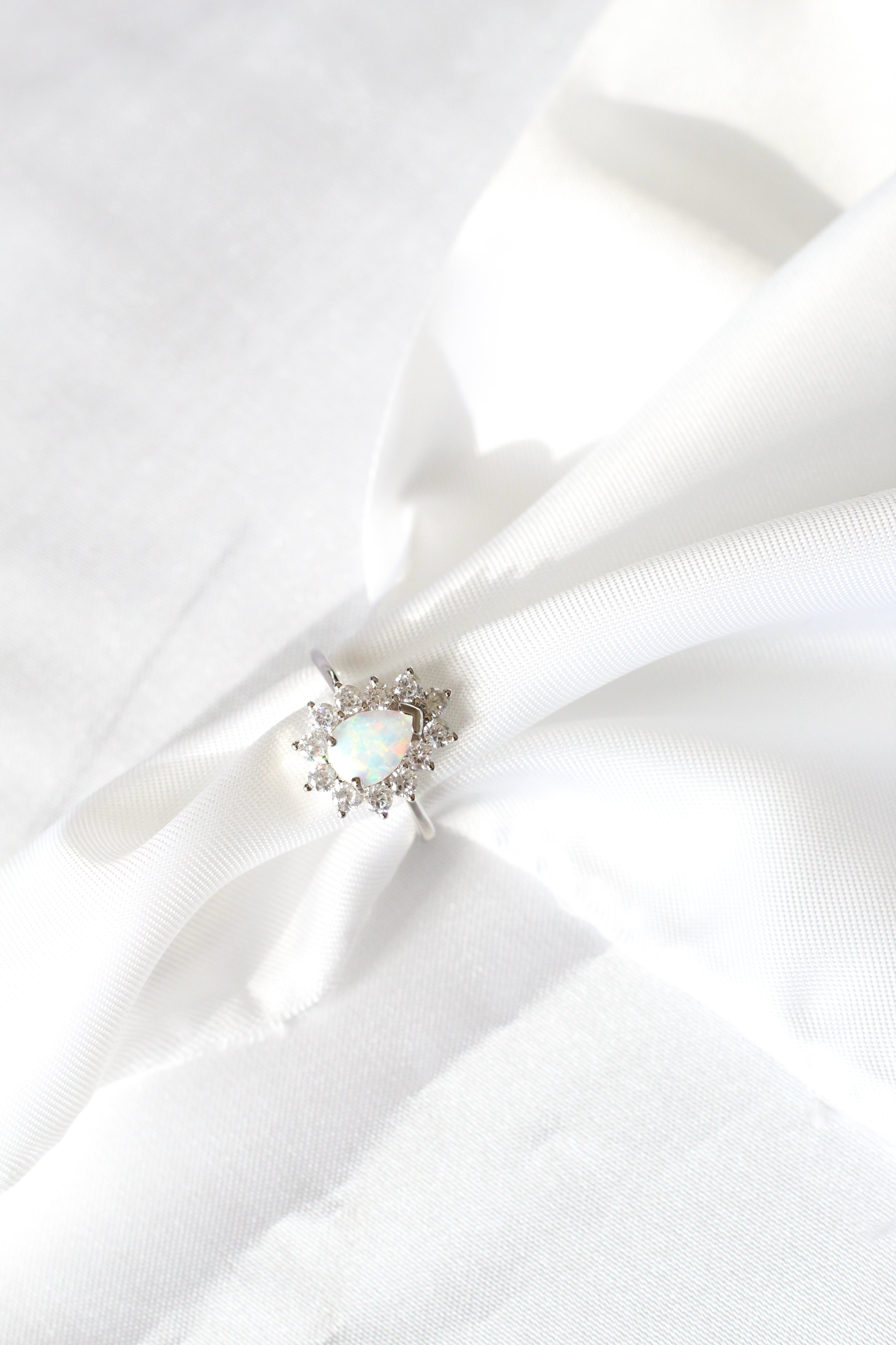 Anello Kate goccia bianco opale