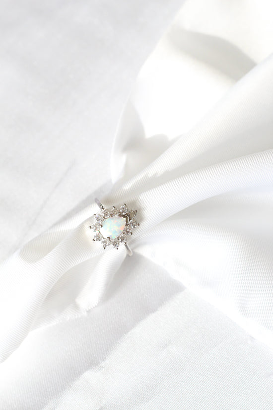 Anello Kate goccia bianco opale